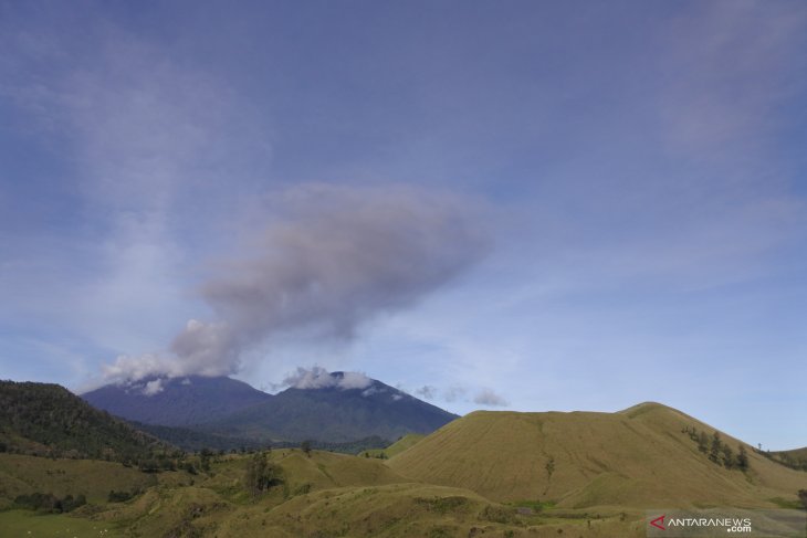 Semburan Abu Vulkanik Gunung Raung