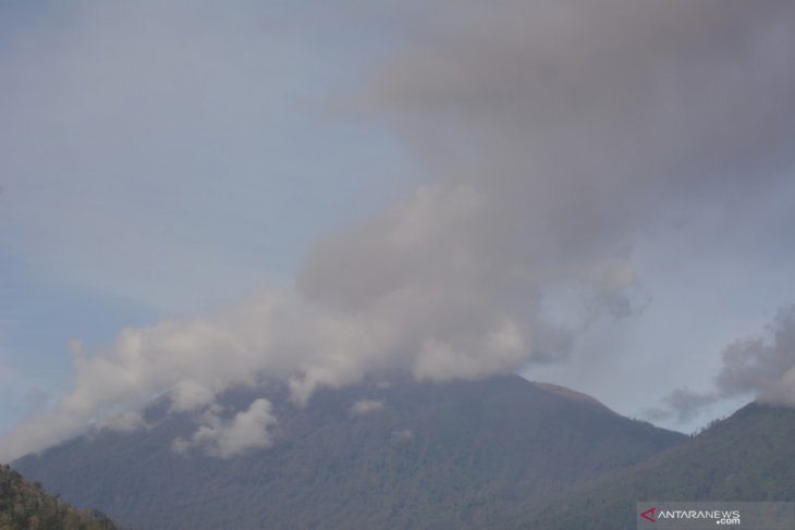 Semburan Abu Vulkanik Gunung Raung