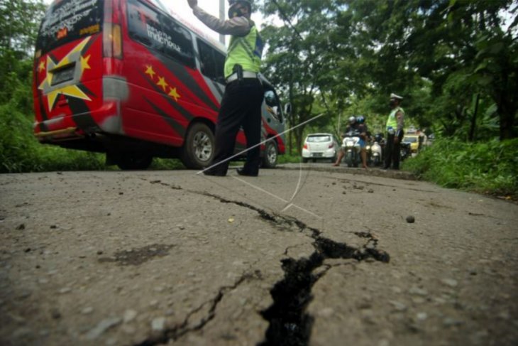 Jalan retak kedalaman 50 centimeter