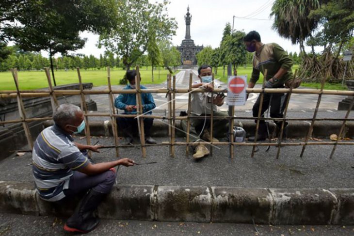 Larangan beraktivitas di ruang publik