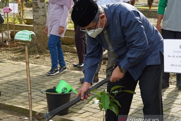 Bupati HSS lihat langsung tempat pemakaman terpadu