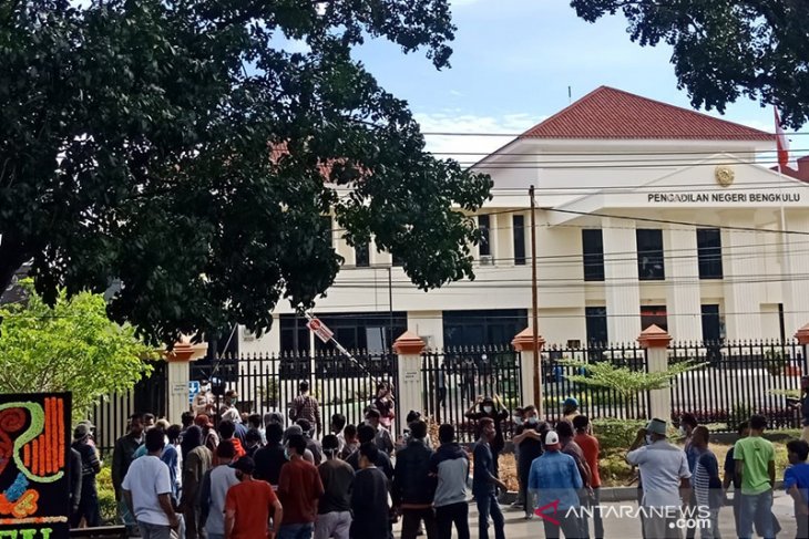 Ratusan nelayan datangi PN dan Kejati Bengkulu