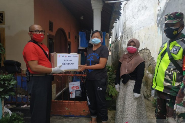 PMI salurkan paket bantuan untuk pasien COVID-19 di Sukabumi