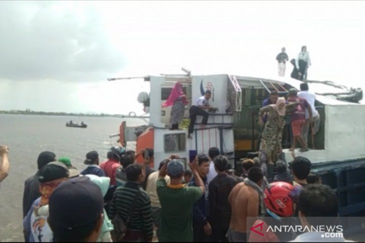 KMP Bili terbalik di dermaga