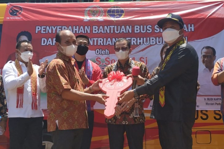 Komisi V DPR RI serahkan bus sekolah Kemenhub di Kapuas Hulu Kalbar