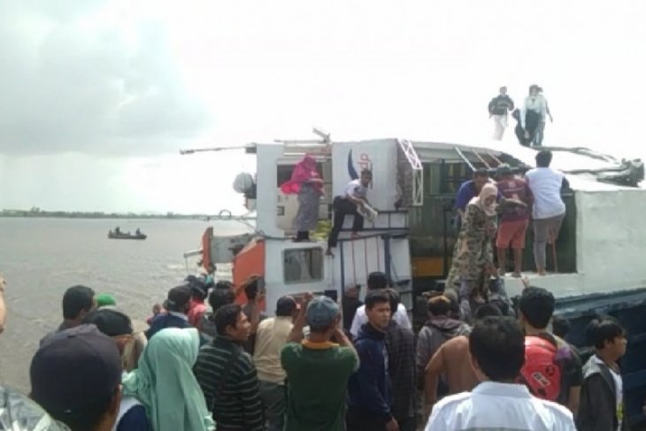 Kapal feri penyeberangan Tebas-Perigi Piai terbalik