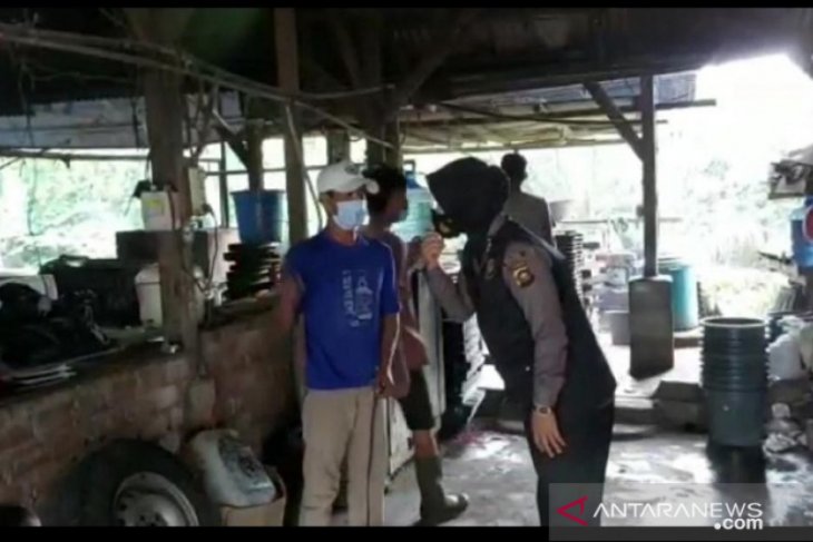 Srikandi Polres Merangin bagikan masker sambil belajar pengolahan tahu