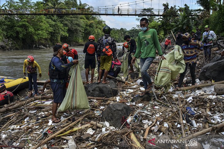 Aksi membersihkan sampah  di sungai Ciwulan