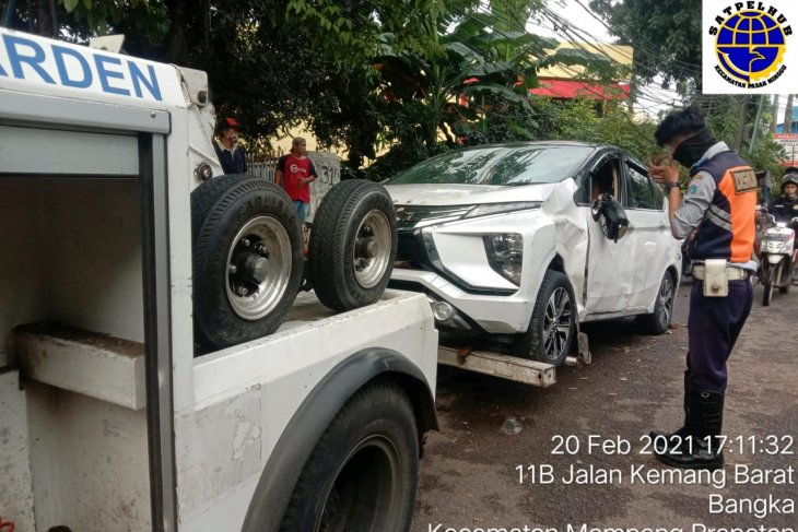 Banjir bikin mobil mogok terendam, derek beraksi