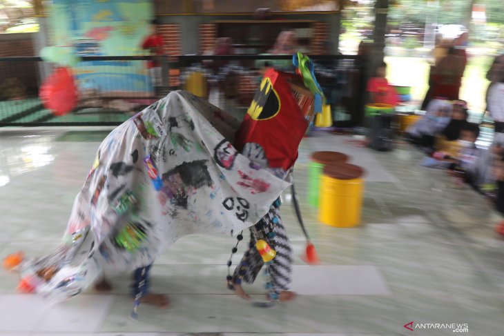 Pertunjukan Barongsai Sampah