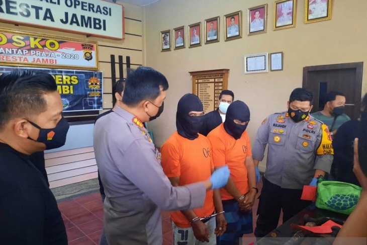 Pembobol swalayan tutupi kepala dengan kardus saat beraksi