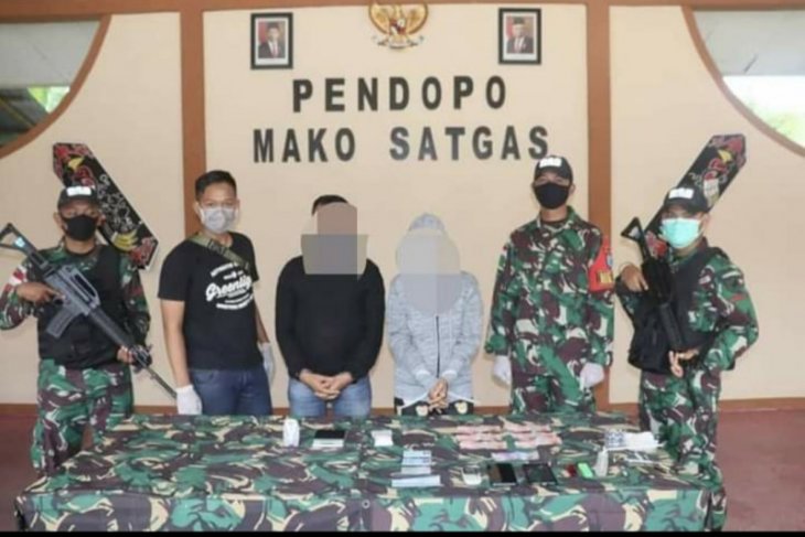 Satgas Pamtas Yonif/642 ringkus pengedar sabu saat