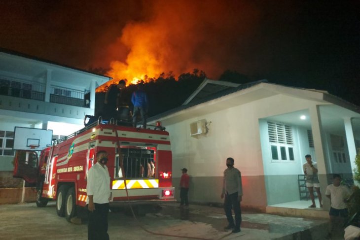 Lima hektar lahan perbukitan di Sibolga terbakar, api belum bisa dipadamkan