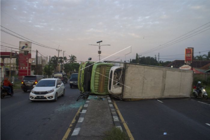 Truk terbalik menutup badan jalan