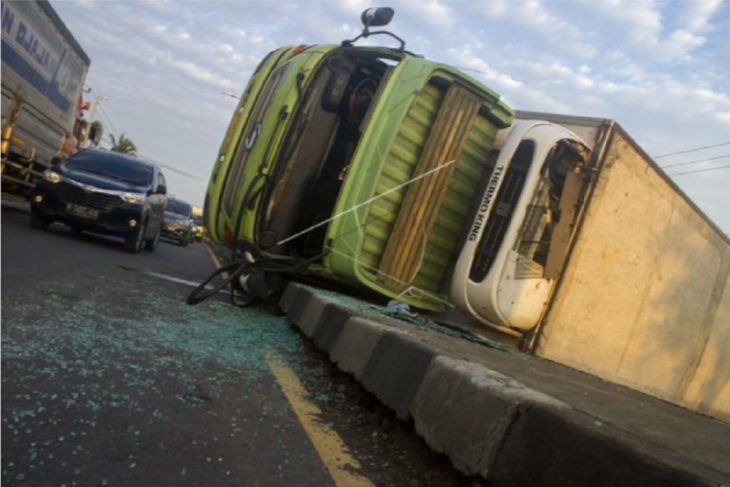 Truk terbalik menutup badan jalan