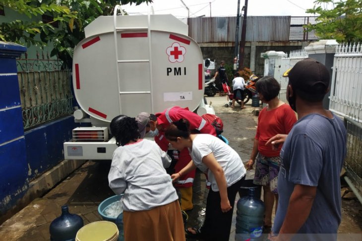Pemkot-PMI Tangerang distribusi air bersih untuk warga terdampak banjir