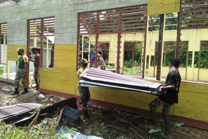 Soldiers near Indonesia-PNG border help residents to construct church