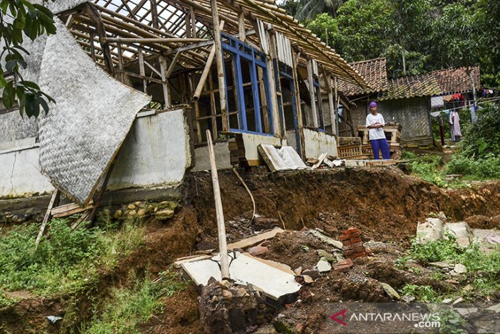 Pergerakan tanah rusak lima rumah di Tasikmalaya 