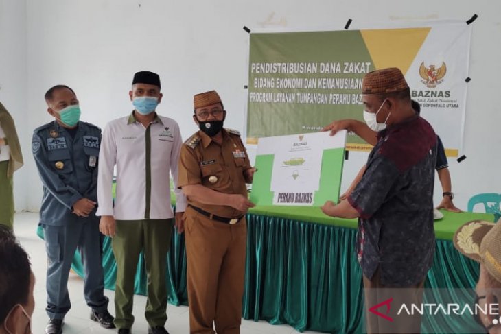 Bupati Gorontalo Utara salurkan perahu Baznas tumpangan gratis
