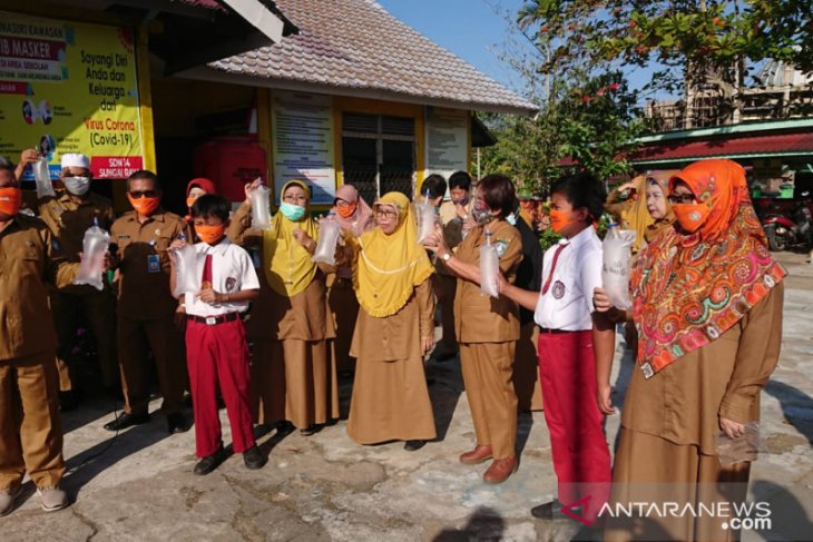 Dinkes Kubu Raya lakukan tes COVID-19 di SDN 14 Sungai Raya