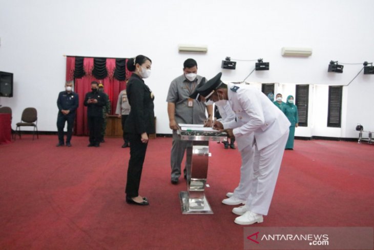 Bupati Landak lantik kades Pergantian Antar Waktu