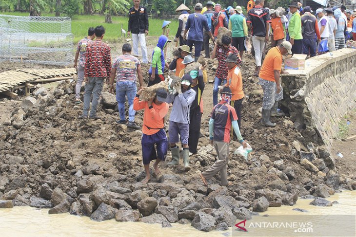 Gotong royong perbaiki tanggul jebol 