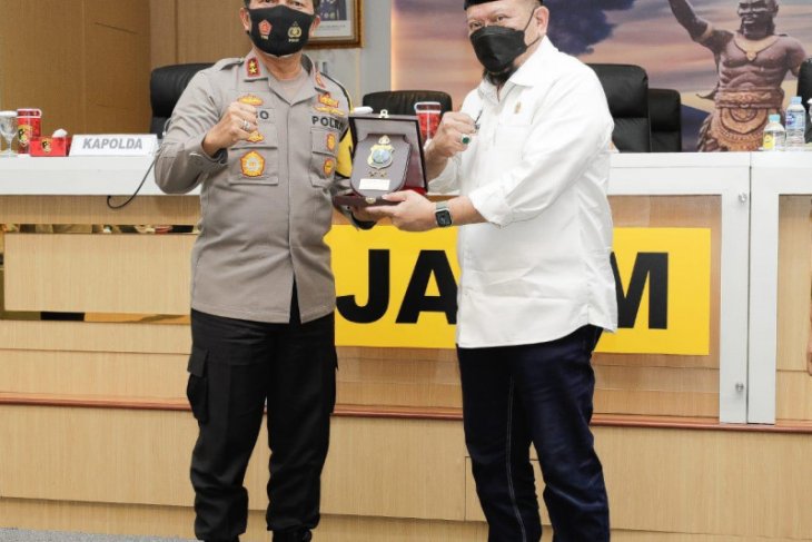 Ketua DPD RI apresiasi ribuan Babinkamtibmas Polda Jatim tegakkan prokes di masyarakat