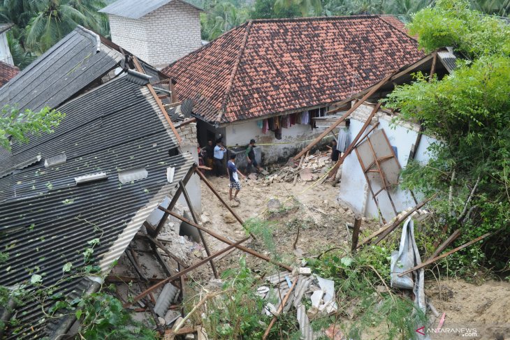 Pesantren di Pamekasan Tertimbun Longsor