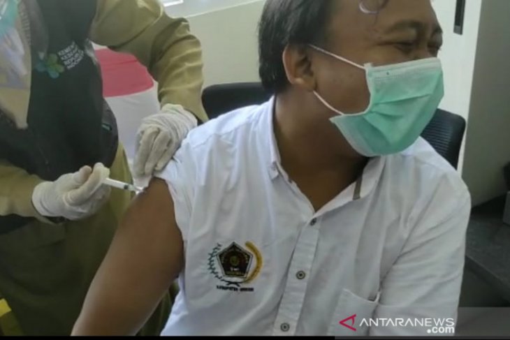 Senyum jurnalis pada vaksinasi tahap kedua