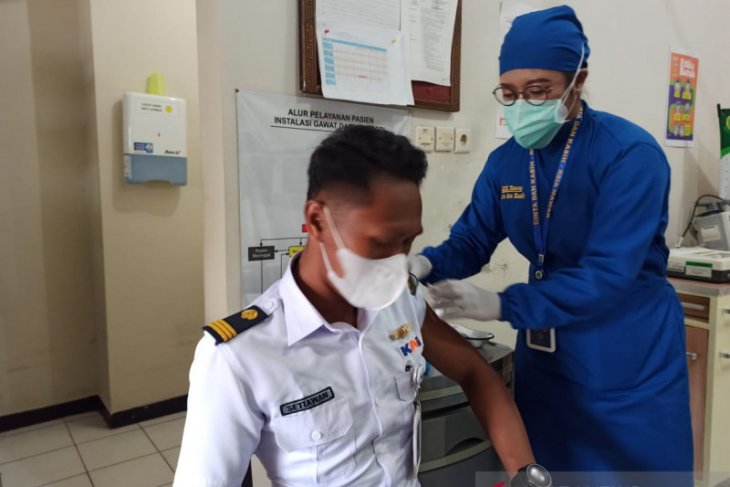 Ratusan karyawan PT KAI jalani vaksinasi COVID-19 di RSIA Mawar Malang