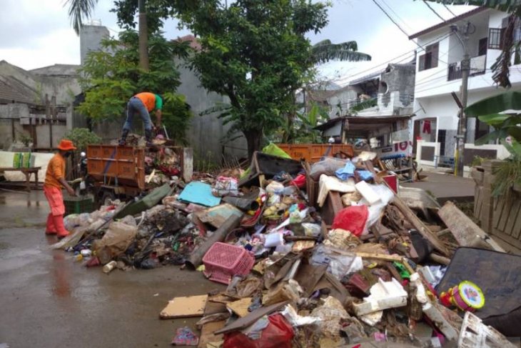 Dinas LH Kota Tangerang kerahkan personel bersihkan sampah di lokasi banjir