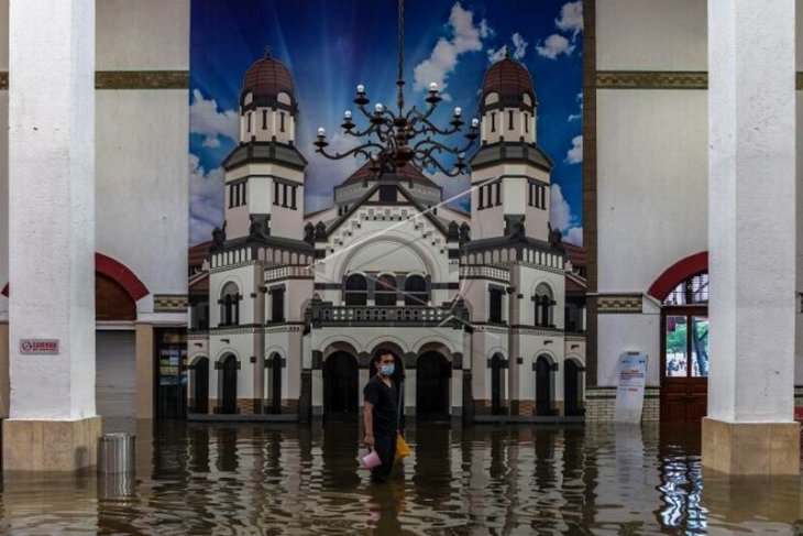 Stasiun Tawang terendam banjir