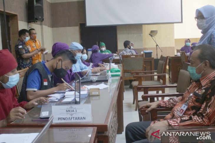 Ribuan pelayan publik di Probolinggo mulai jalani vaksinasi COVID-19