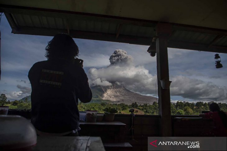 Gunung Sinabung erupsi
