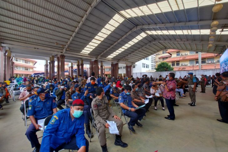 Hari ini, 6.500 tenaga pelayanan publik di Tangerang jalani vaksinasi COVID-19