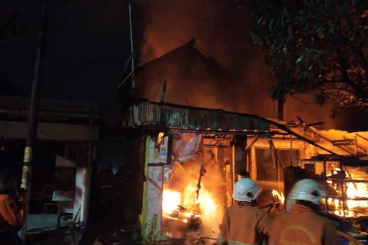 Ibu dan anaknya tewas saat kebakaran rumah di Surabaya