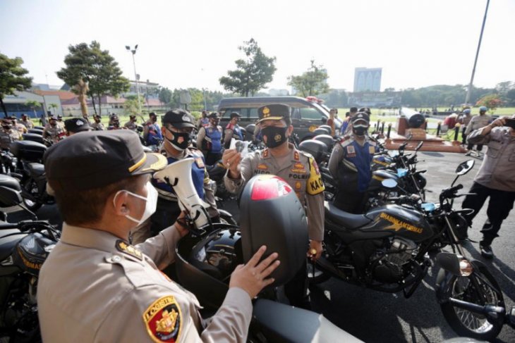 Tunjang kinerja Bhabinkamtibmas, Polda Jatim bagikan ratusan unit kendaraan operasional