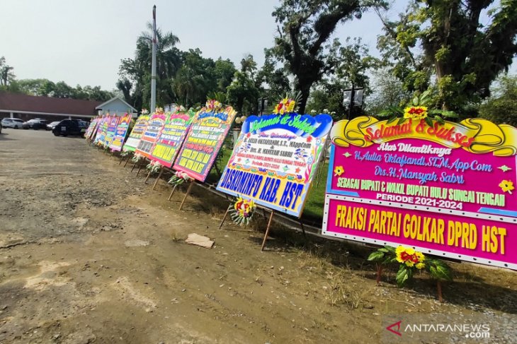 Pengamanan ketat dan sejumlah karangan bunga hiasi Pendopo acara pelantikan Bupati HST secara virtual