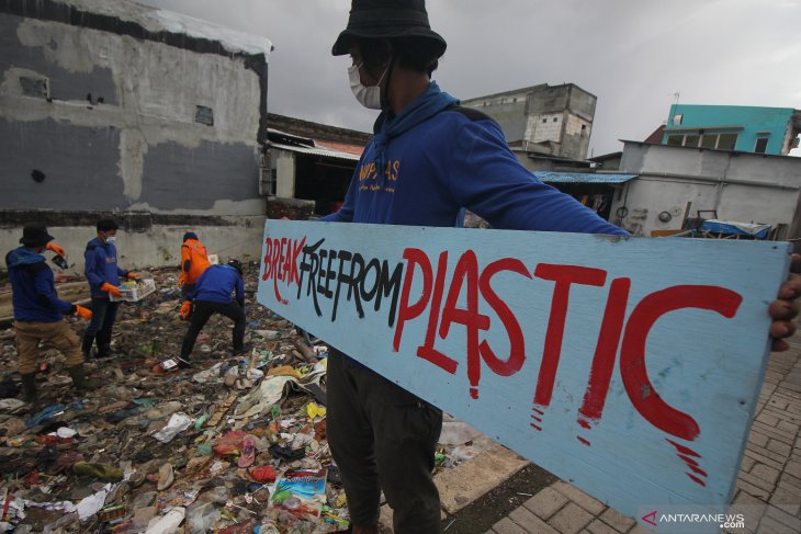 Kampanye #2021stopmakanplastik