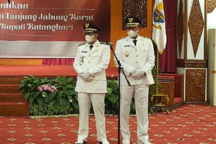 Anwar Sadat-Hairan resmi mengenakan emblem Bupati dan Wakil Bupati Tanjabbar 2021-2024