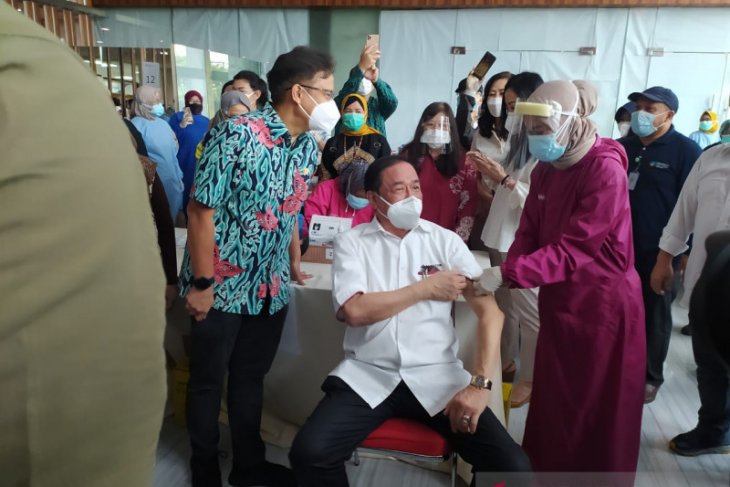 Samator Group gelar vaksinasi untuk ribuan lansia di Surabaya.