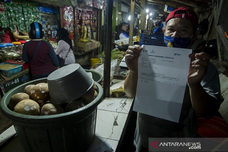 Vaksinasi COVID-19 pedagang pasar di Bandung 