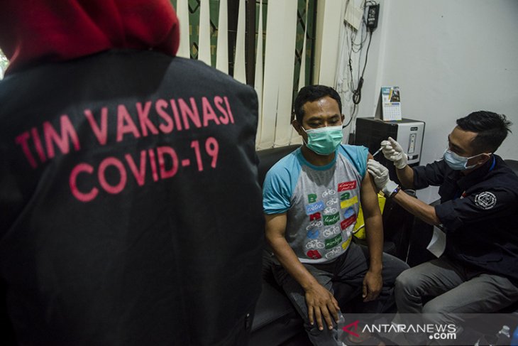 Vaksinasi COVID-19 pedagang pasar di Bandung 