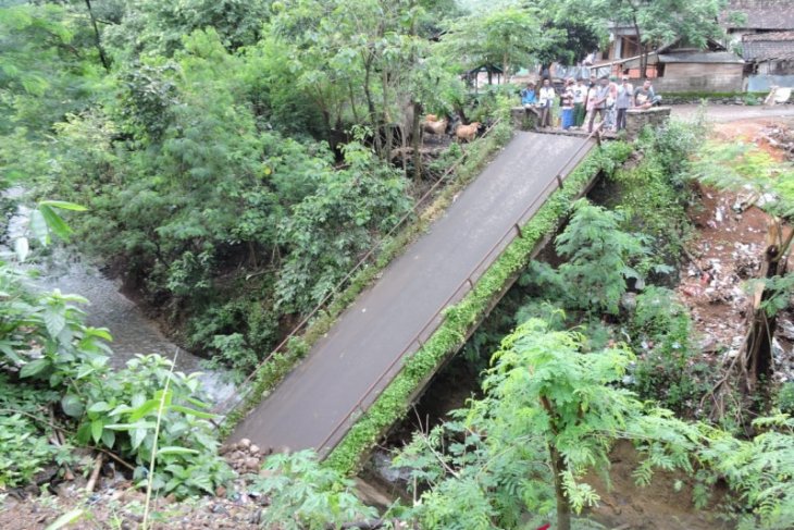 Jembatan antardusun di Situbondo terputus