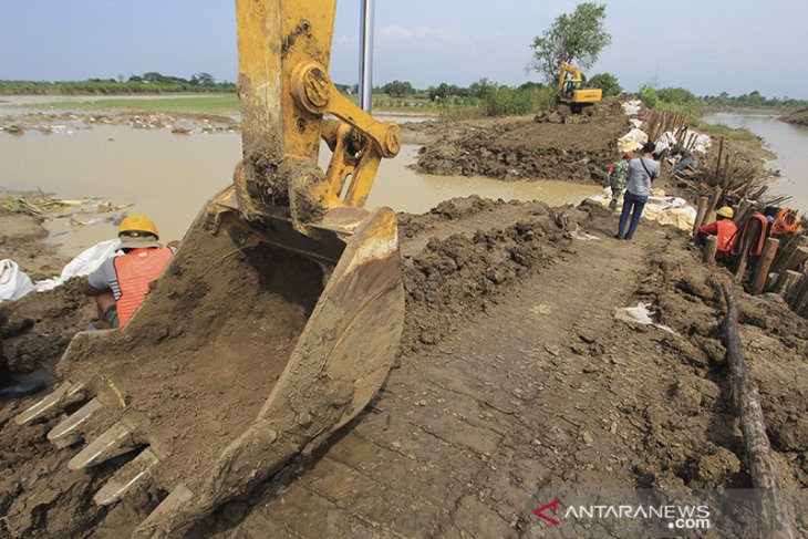 Perbaikan tanggul sungai Cipanas 