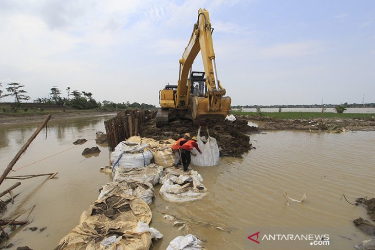 Perbaikan tanggul sungai Cipanas 