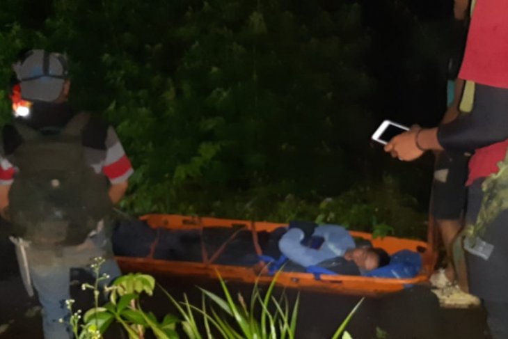Remaja pendaki gunung terjatuh dan luka sehingga harus dievakuasi tim SAR