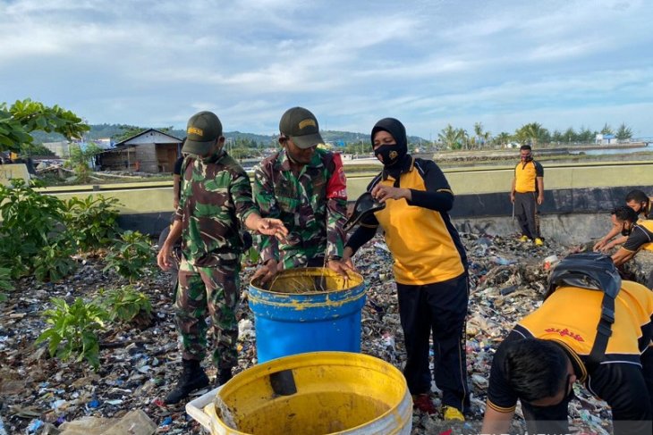 Polres Maluku Tengah bersihkan pantai Ina Marina peringati HPSN 2021
