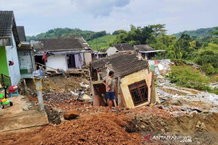 Longsor merobohkan delapan rumah di Gubungpati