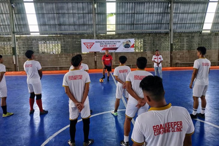 Pelatih timnas latih belasan pelatih kiper futsal di Aceh